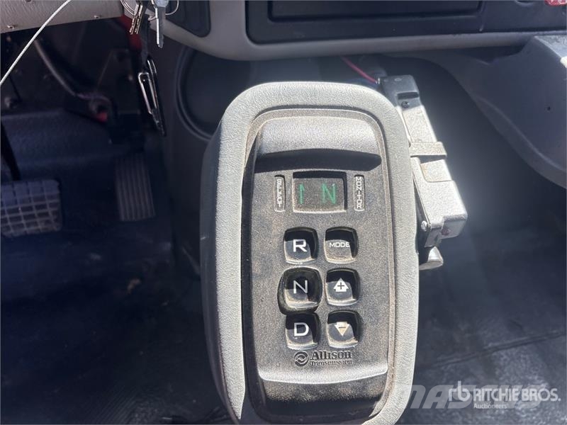 International 4400 Plošinové nákladné automobily/nákladné automobily so sklápacími bočnicami