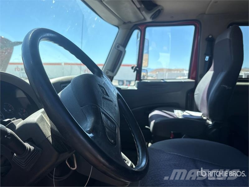 International 4400 Plošinové nákladné automobily/nákladné automobily so sklápacími bočnicami
