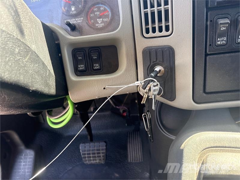 International 4400 Plošinové nákladné automobily/nákladné automobily so sklápacími bočnicami