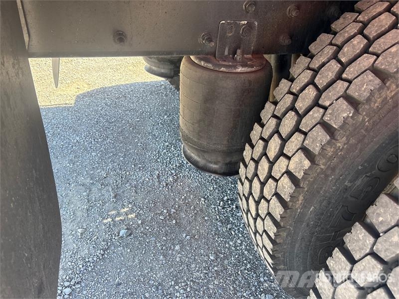International 4400 Plošinové nákladné automobily/nákladné automobily so sklápacími bočnicami