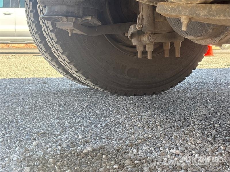 International 4400 Plošinové nákladné automobily/nákladné automobily so sklápacími bočnicami