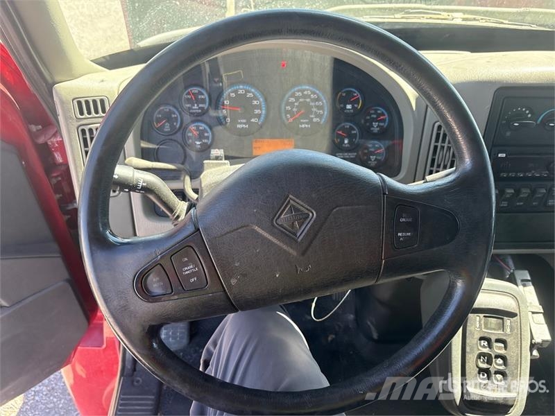 International 4400 Plošinové nákladné automobily/nákladné automobily so sklápacími bočnicami