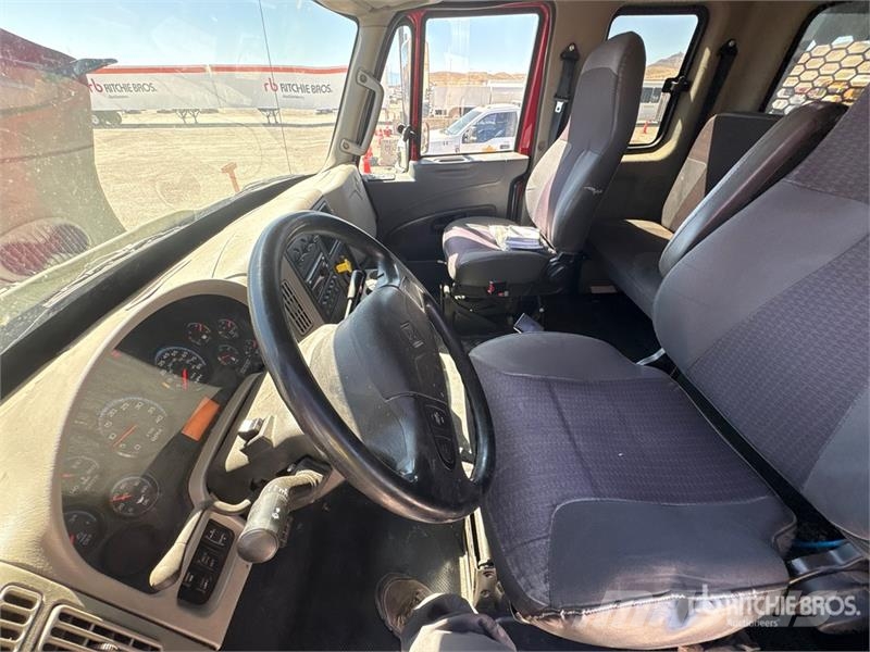 International 4400 Plošinové nákladné automobily/nákladné automobily so sklápacími bočnicami