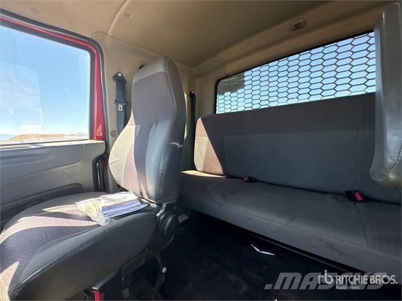 International 4400 Plošinové nákladné automobily/nákladné automobily so sklápacími bočnicami