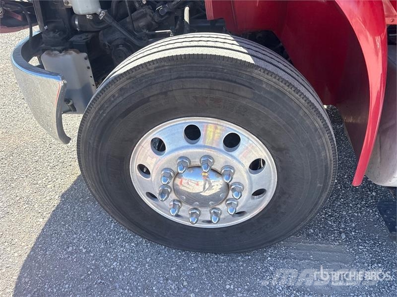 International 4400 Plošinové nákladné automobily/nákladné automobily so sklápacími bočnicami