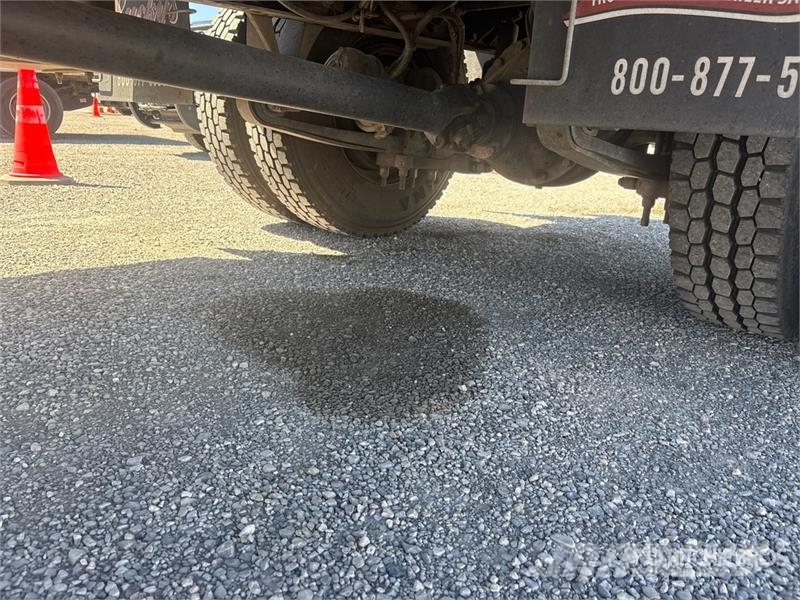 International 4400 Plošinové nákladné automobily/nákladné automobily so sklápacími bočnicami