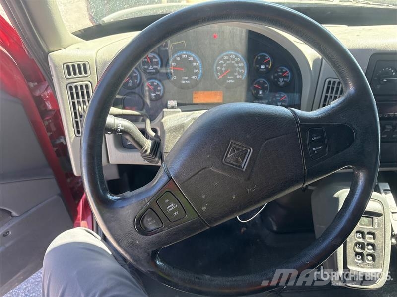 International 4400 Plošinové nákladné automobily/nákladné automobily so sklápacími bočnicami