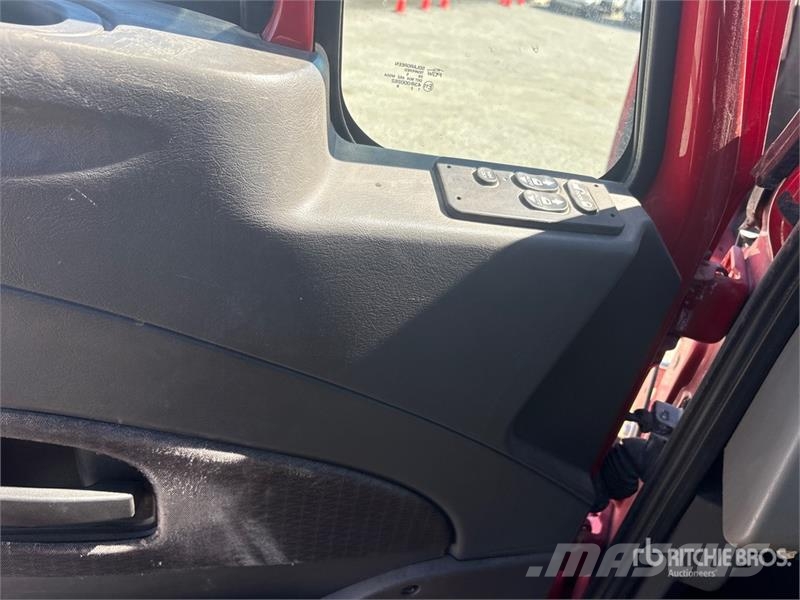 International 4400 Plošinové nákladné automobily/nákladné automobily so sklápacími bočnicami