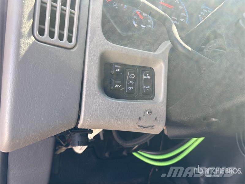 International 4400 Plošinové nákladné automobily/nákladné automobily so sklápacími bočnicami