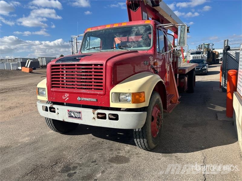 International 4700 شاحنات الرافعات