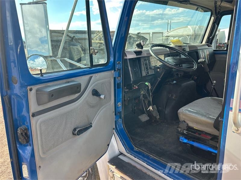 International 4700 4x2 Sleeper Versatile Hauler Truck Тягачі