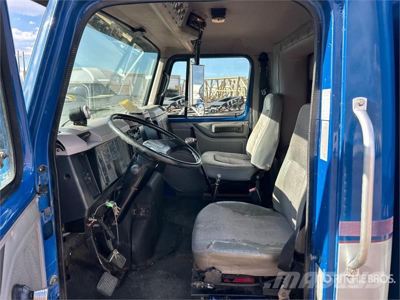 International 4700 4x2 Sleeper Versatile Hauler Truck Тягачі