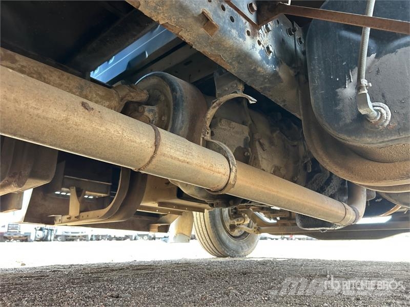 International 4700 4x2 Sleeper Versatile Hauler Truck Тягачі