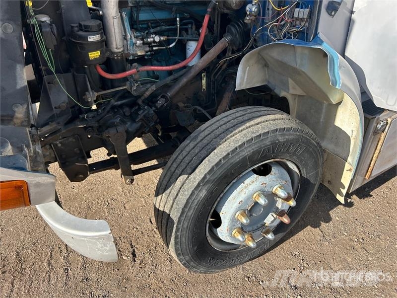 International 4700 4x2 Sleeper Versatile Hauler Truck Тягачі