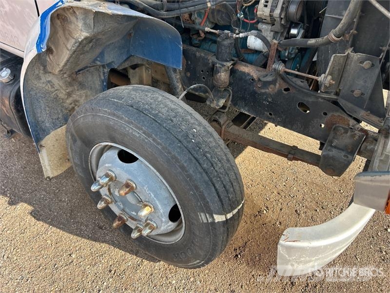 International 4700 4x2 Sleeper Versatile Hauler Truck Тягачі