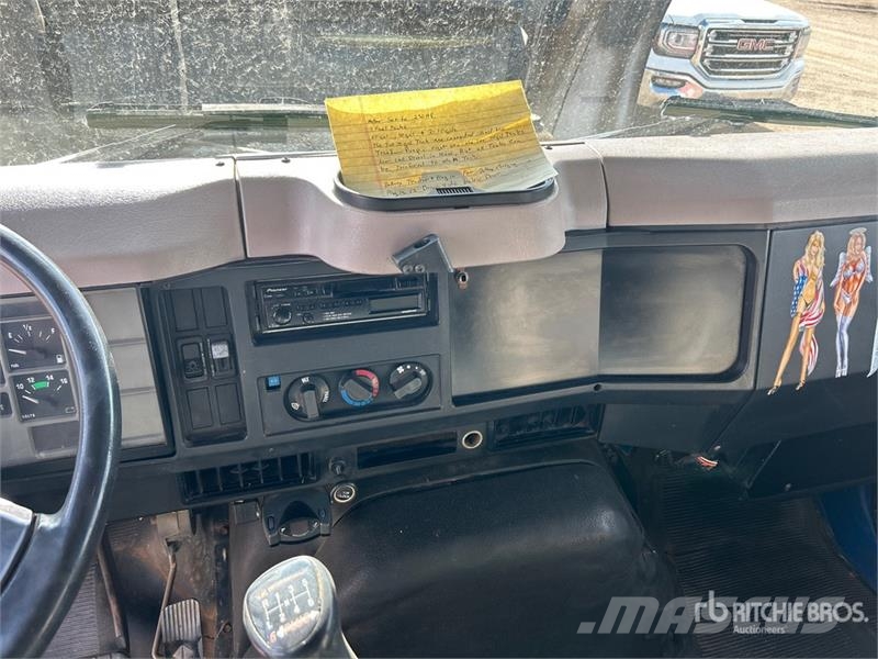 International 4700 4x2 Sleeper Versatile Hauler Truck Тягачі