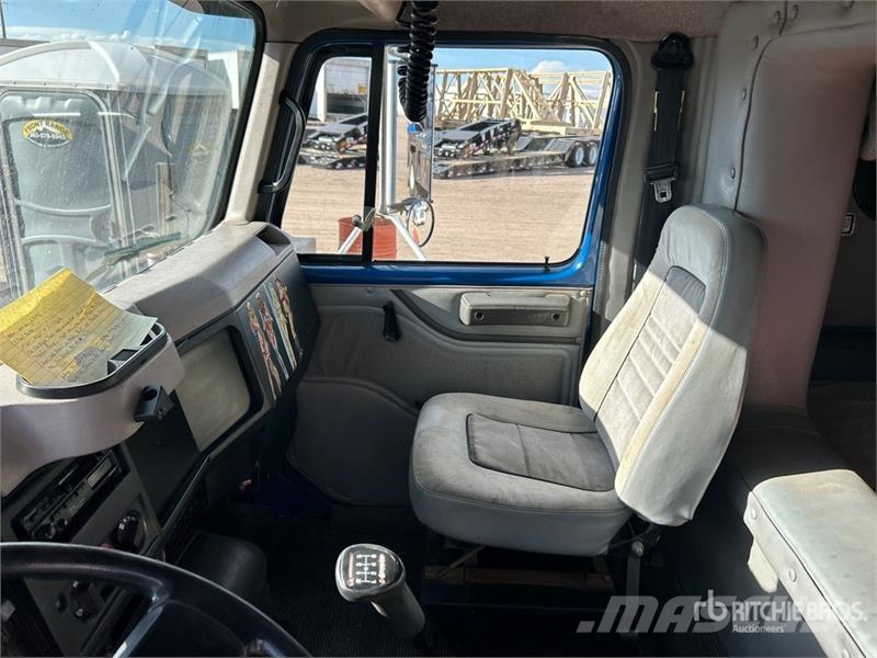 International 4700 4x2 Sleeper Versatile Hauler Truck Тягачі