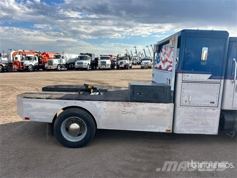 International 4700 4x2 Sleeper Versatile Hauler Truck Тягачі