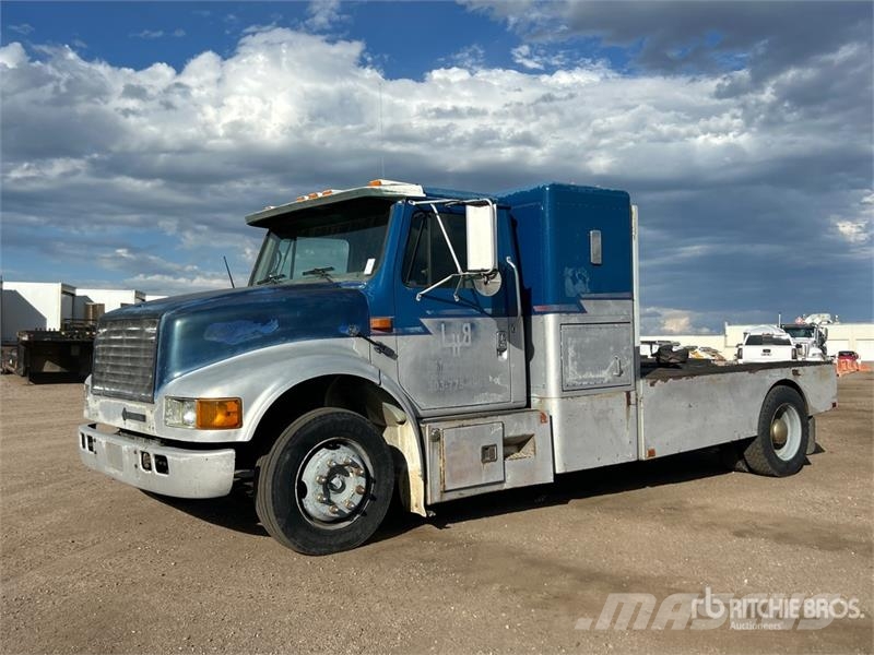 International 4700 4x2 Sleeper Versatile Hauler Truck Тягачі