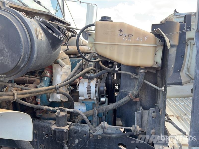 International 4900 Auto korvtõstukid