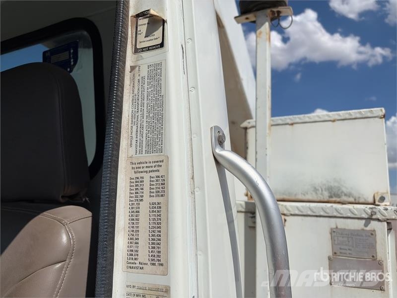 International 4900 Auto korvtõstukid