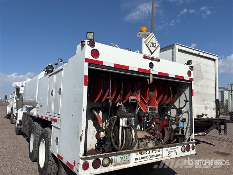 International 4900 6x4 Fuel and Lube Truck Autocisterna