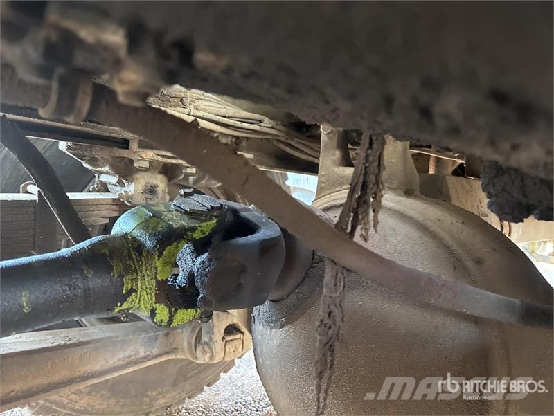International 4900 6x4 Fuel and Lube Truck Autocisterna