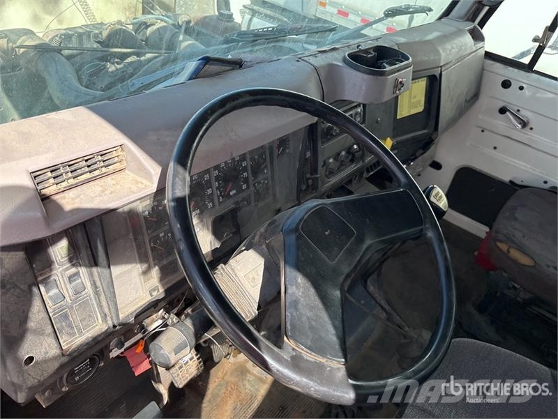 International 4900 6x4 Fuel and Lube Truck Autocisterna