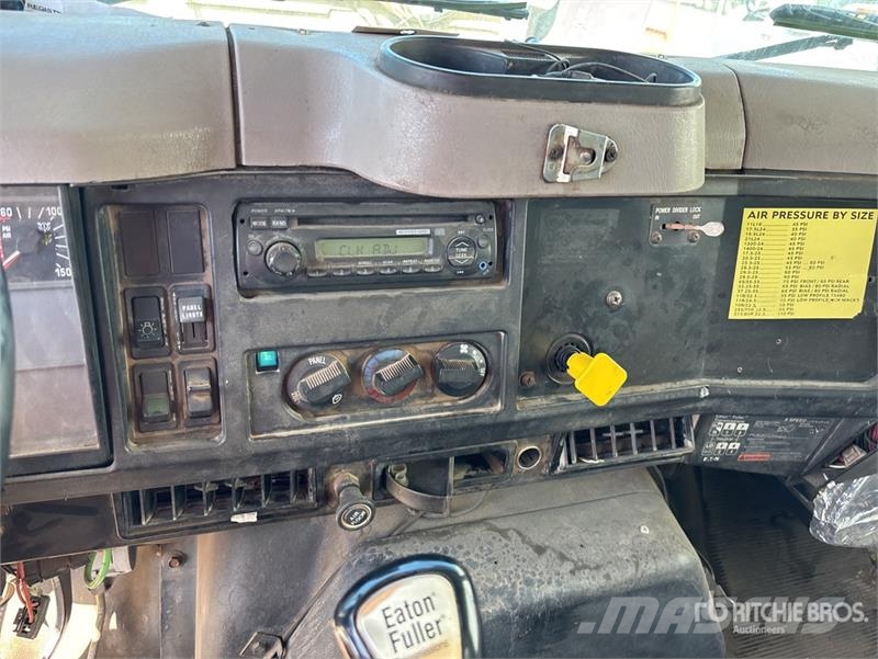 International 4900 6x4 Fuel and Lube Truck Autocisterna