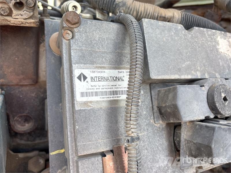 International 4900 6x4 Fuel and Lube Truck Autocisterna