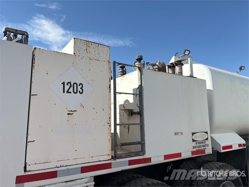 International 4900 6x4 Fuel and Lube Truck Autocisterna