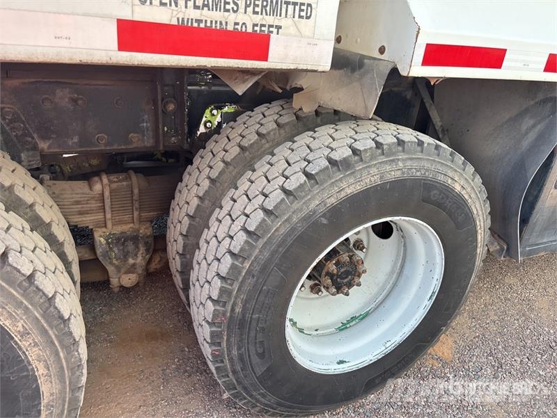 International 4900 6x4 Fuel and Lube Truck Autocisterna