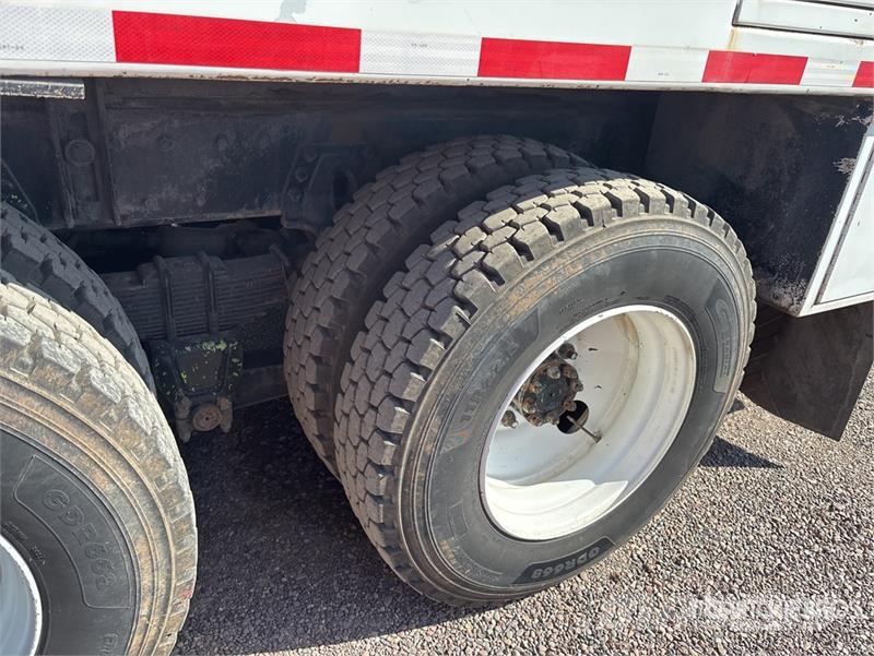 International 4900 6x4 Fuel and Lube Truck Autocisterna