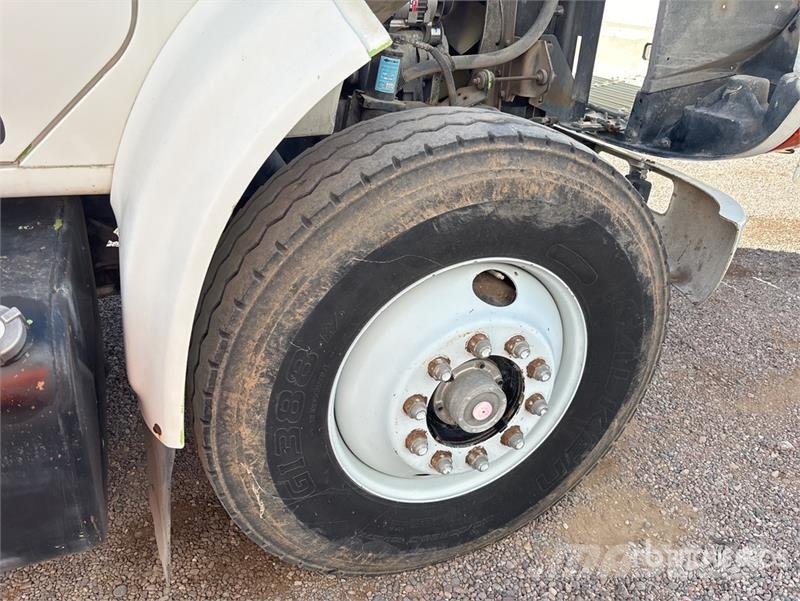 International 4900 6x4 Fuel and Lube Truck Autocisterna