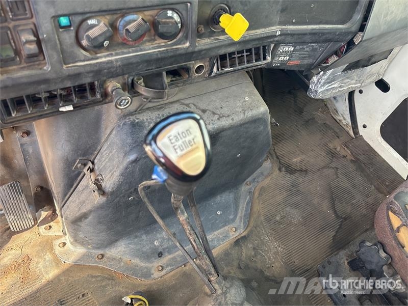 International 4900 6x4 Fuel and Lube Truck Autocisterna