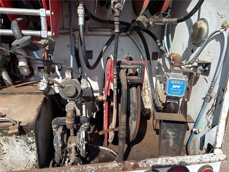 International 4900 6x4 Fuel and Lube Truck Autocisterna