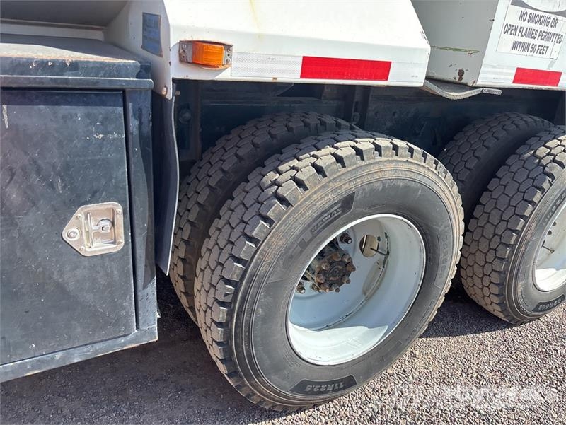 International 4900 6x4 Fuel and Lube Truck Autocisterna