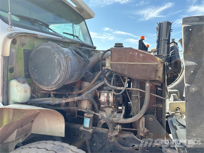 International 4900 6x4 Fuel and Lube Truck Autocisterna