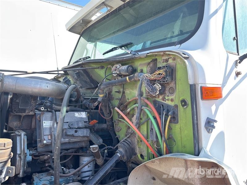 International 4900 6x4 Fuel and Lube Truck Autocisterna