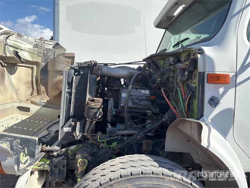 International 4900 6x4 Fuel and Lube Truck Autocisterna