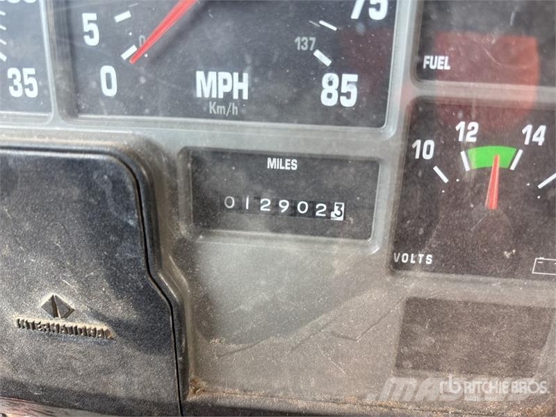 International 4900 6x4 Fuel and Lube Truck Autocisterna