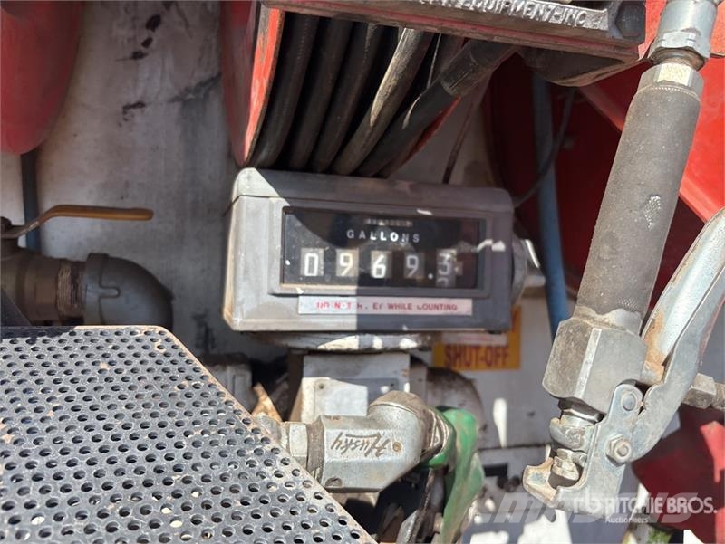 International 4900 6x4 Fuel and Lube Truck Autocisterna