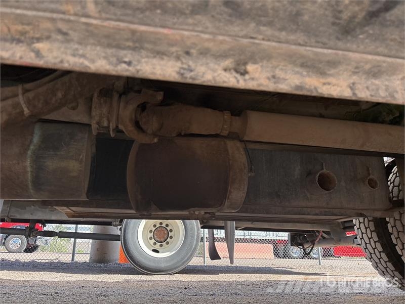 International 4900 6x4 Fuel and Lube Truck Autocisterna