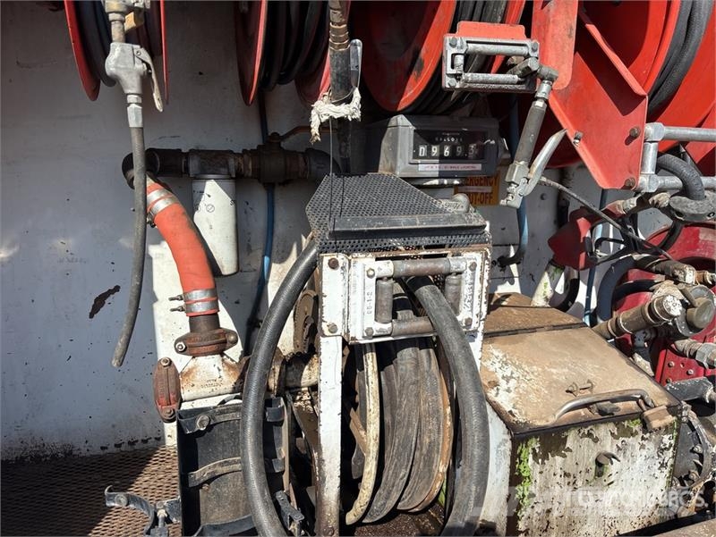 International 4900 6x4 Fuel and Lube Truck Autocisterna