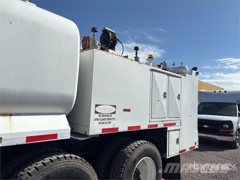 International 4900 6x4 Fuel and Lube Truck Autocisterna