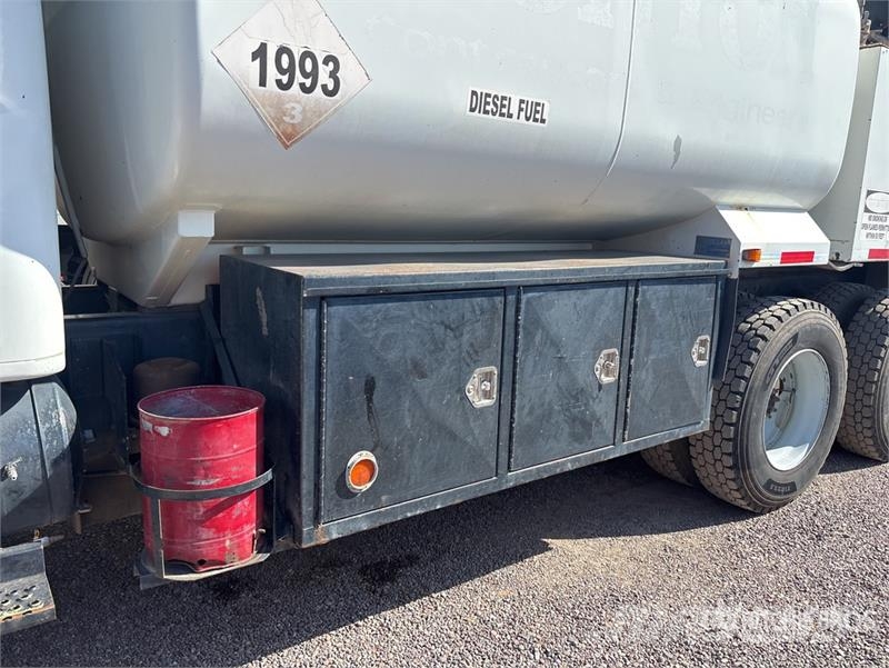 International 4900 6x4 Fuel and Lube Truck Autocisterna