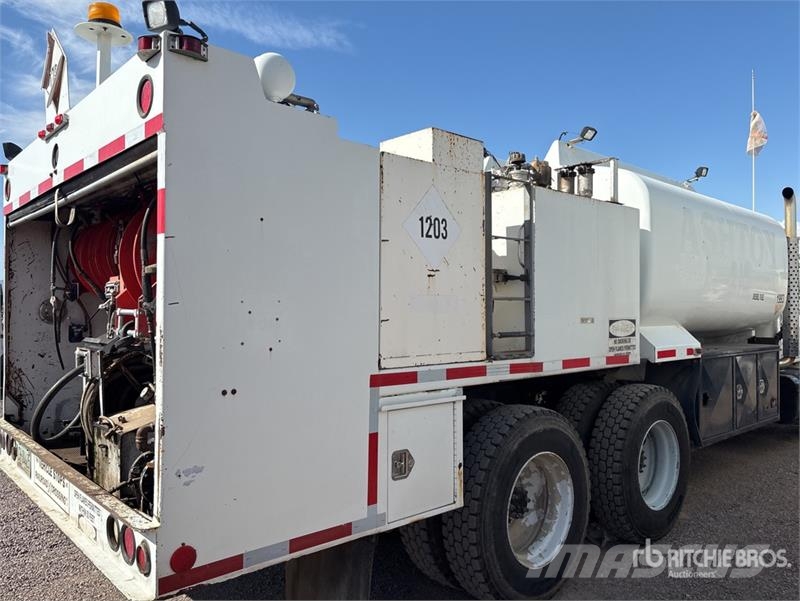 International 4900 6x4 Fuel and Lube Truck Autocisterna