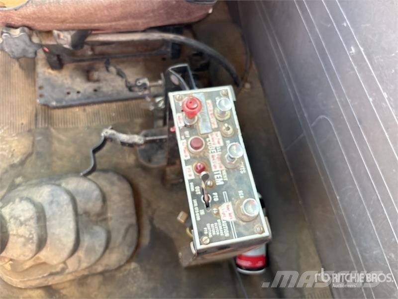 International 4900 6x4 Fuel and Lube Truck Autocisterna