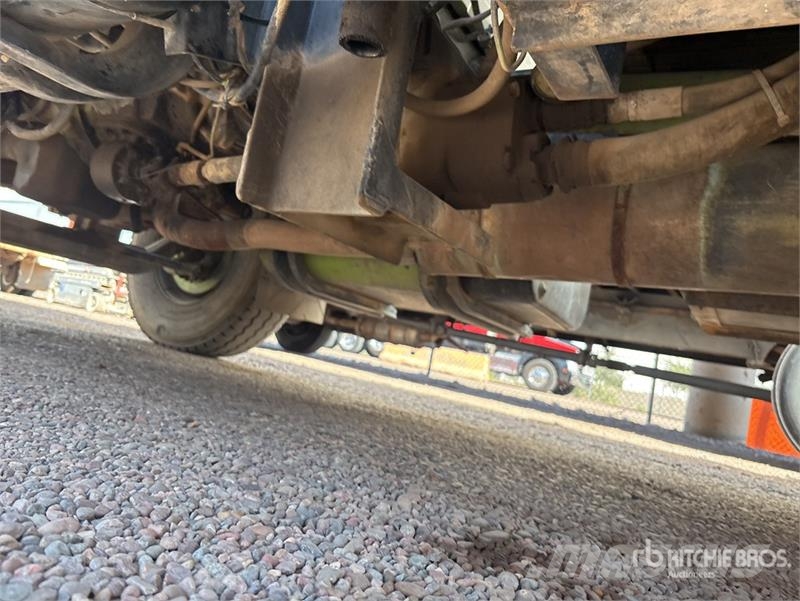 International 4900 6x4 Fuel and Lube Truck Autocisterna