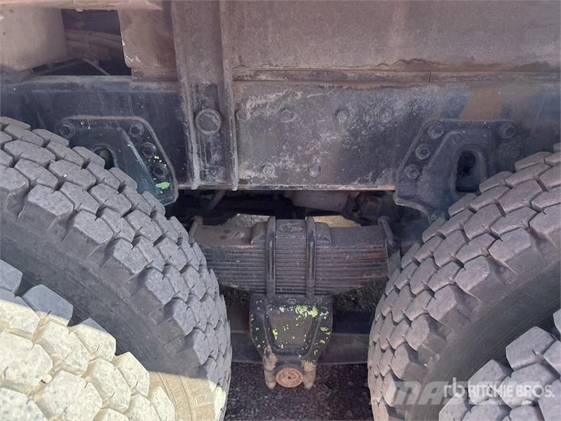 International 4900 6x4 Fuel and Lube Truck Autocisterna
